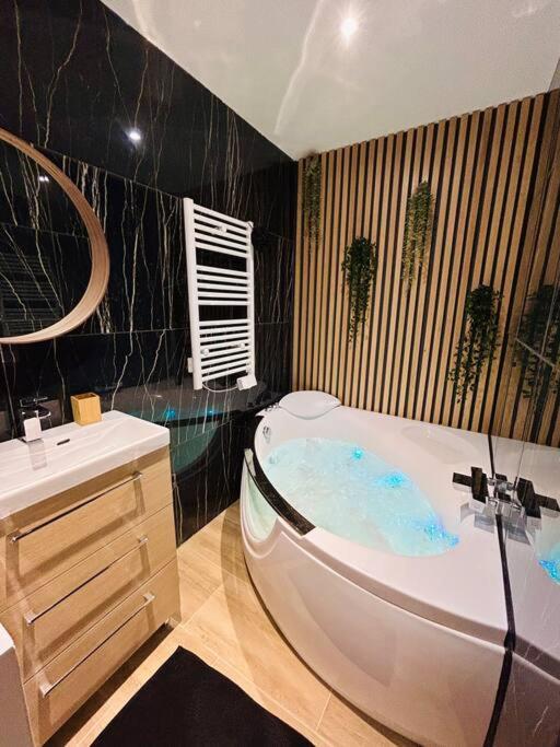 Appartamento T4 Jolie Vue Avec Jaccuzzi Vitrolles  Esterno foto